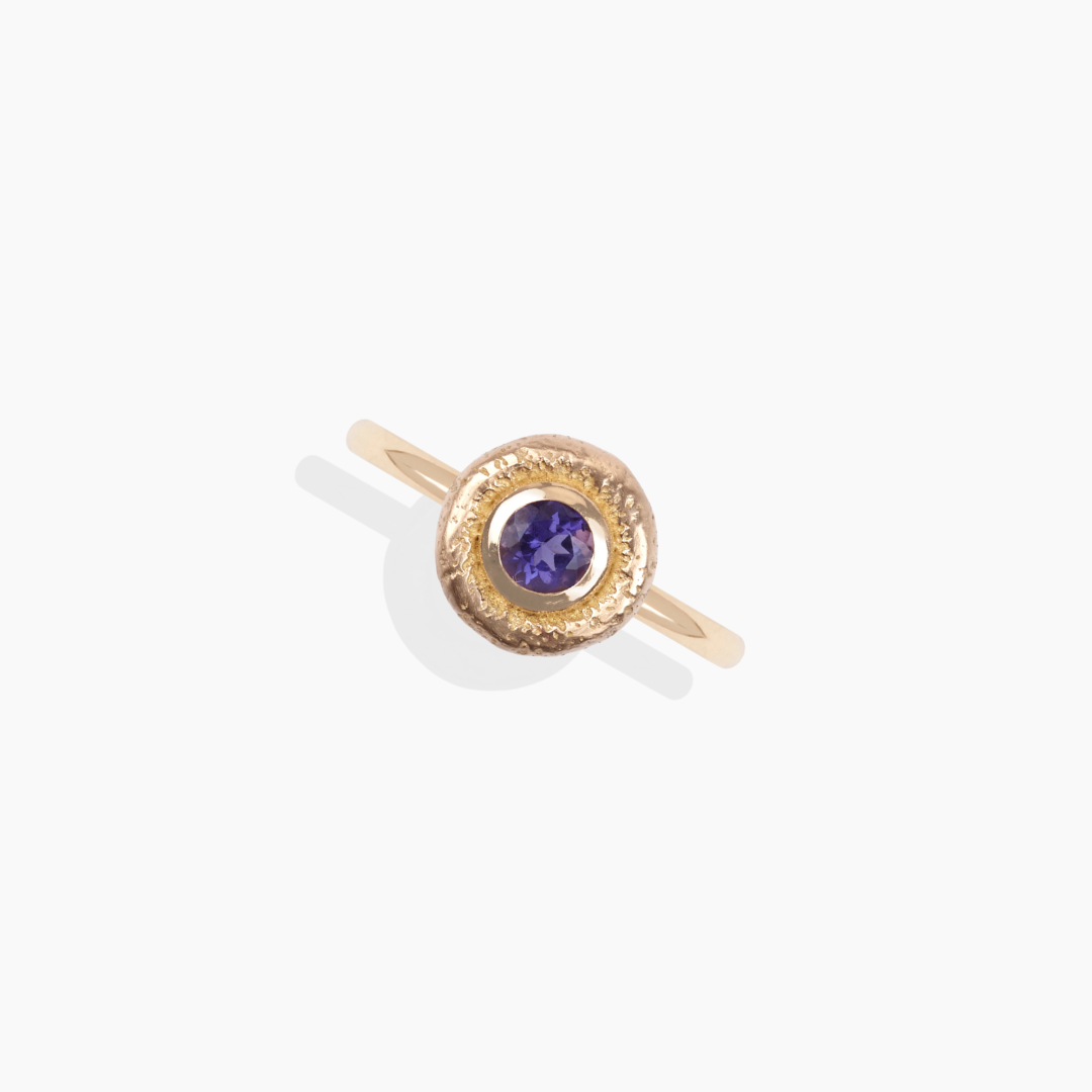 Anillo de oro amarillo 18k con iolita natural Colección Bubbles By Elena Carrera