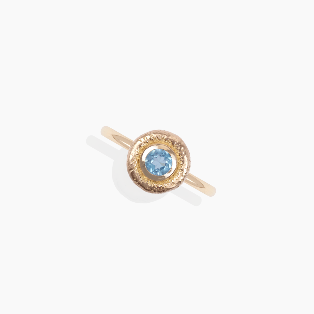 Anillo de oro amarillo 18k con topacio azul natural Colección Bubbles By Elena Carrera