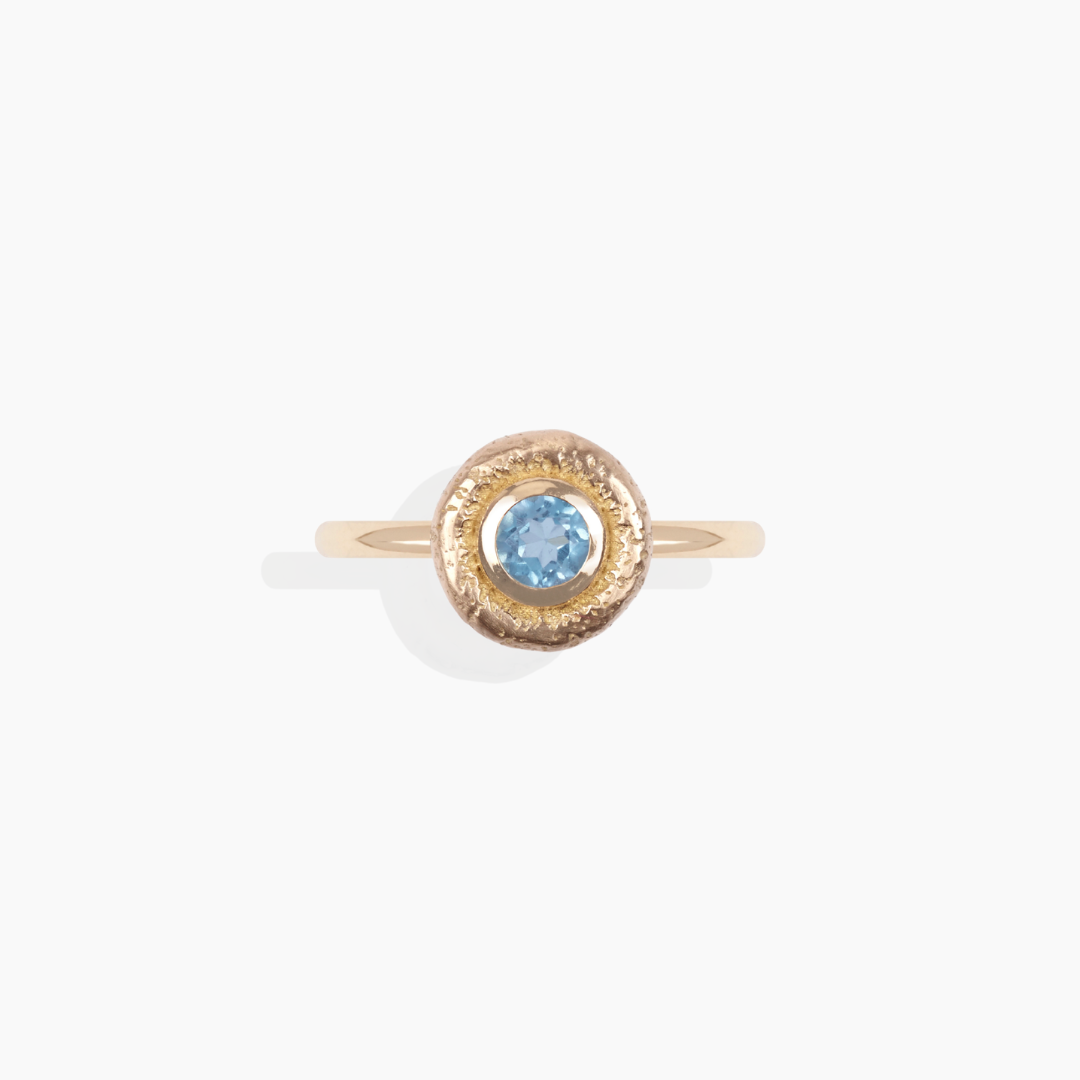 Anillo de topacio azul natural en oro amarillo 18k de la colección Bubbles