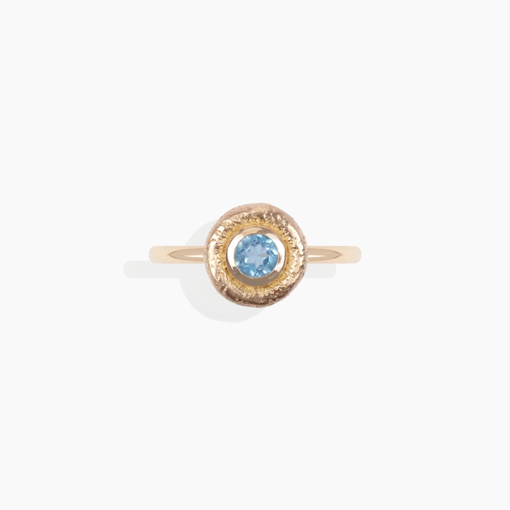 Anillo de topacio azul natural en oro amarillo 18k de la colección Bubbles