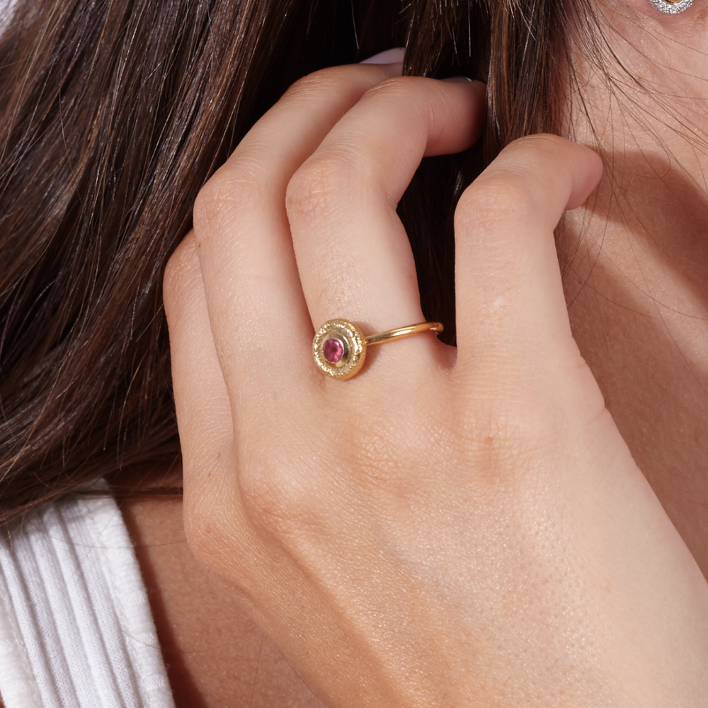 Anillo Bubbles de oro amarillo 18k con turmalina rosa puesto en mano By Elena Carrera