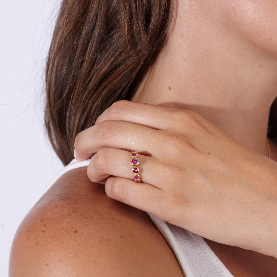 Anillo 9 Bubbles de oro amarillo 18k con zafiros rosas puesto en mano | By Elena Carrera