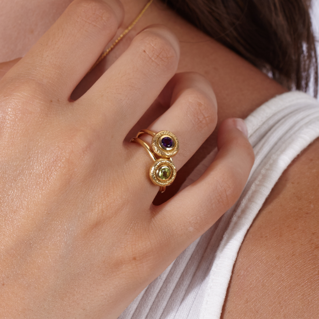 Anillo Bubbles de oro amarillo 18k con peridoto y amatista natural puesto en mano | By Elena Carrera