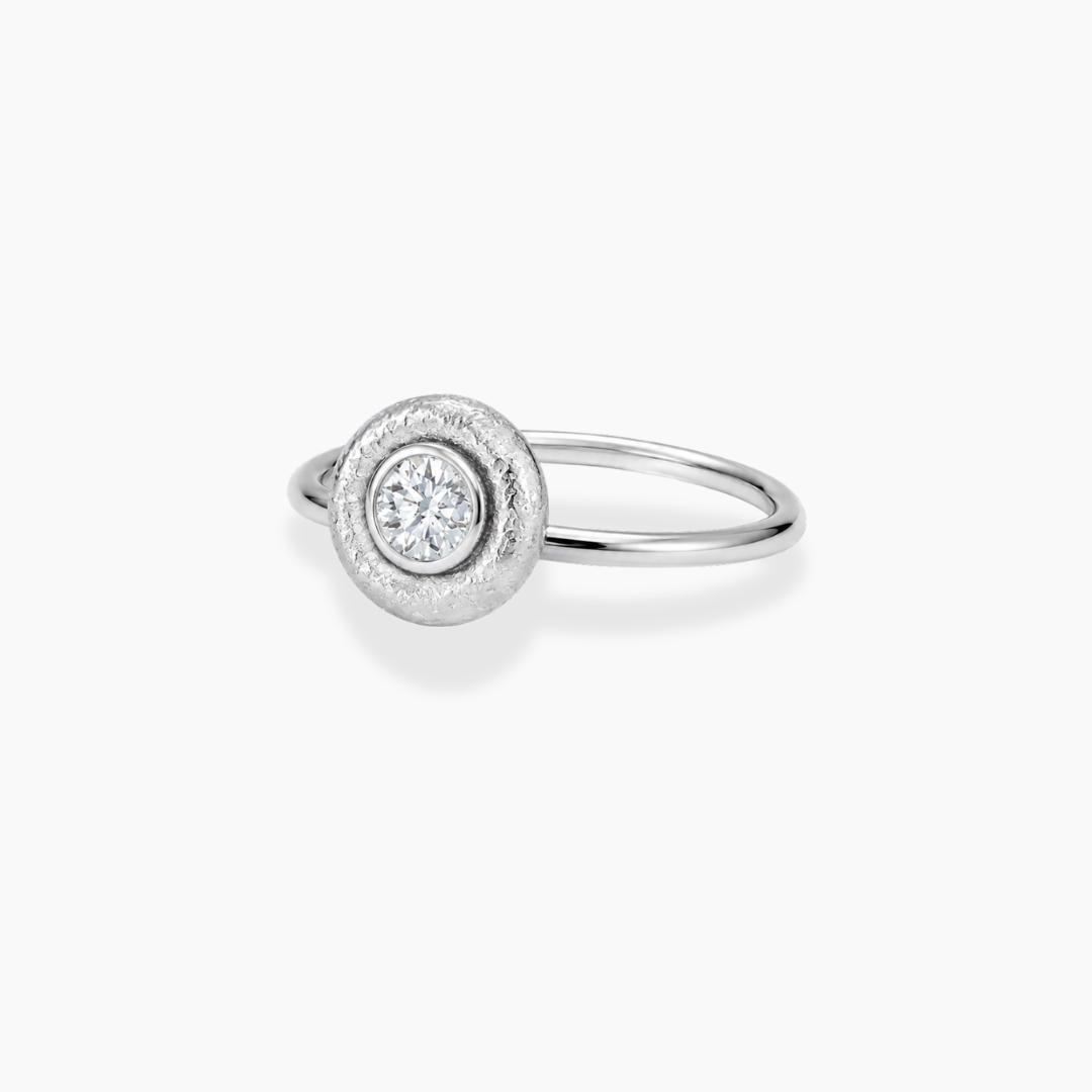 Solitario Bubbles en oro blanco 18k con diamante natural y textura arena de By Elena Carrera