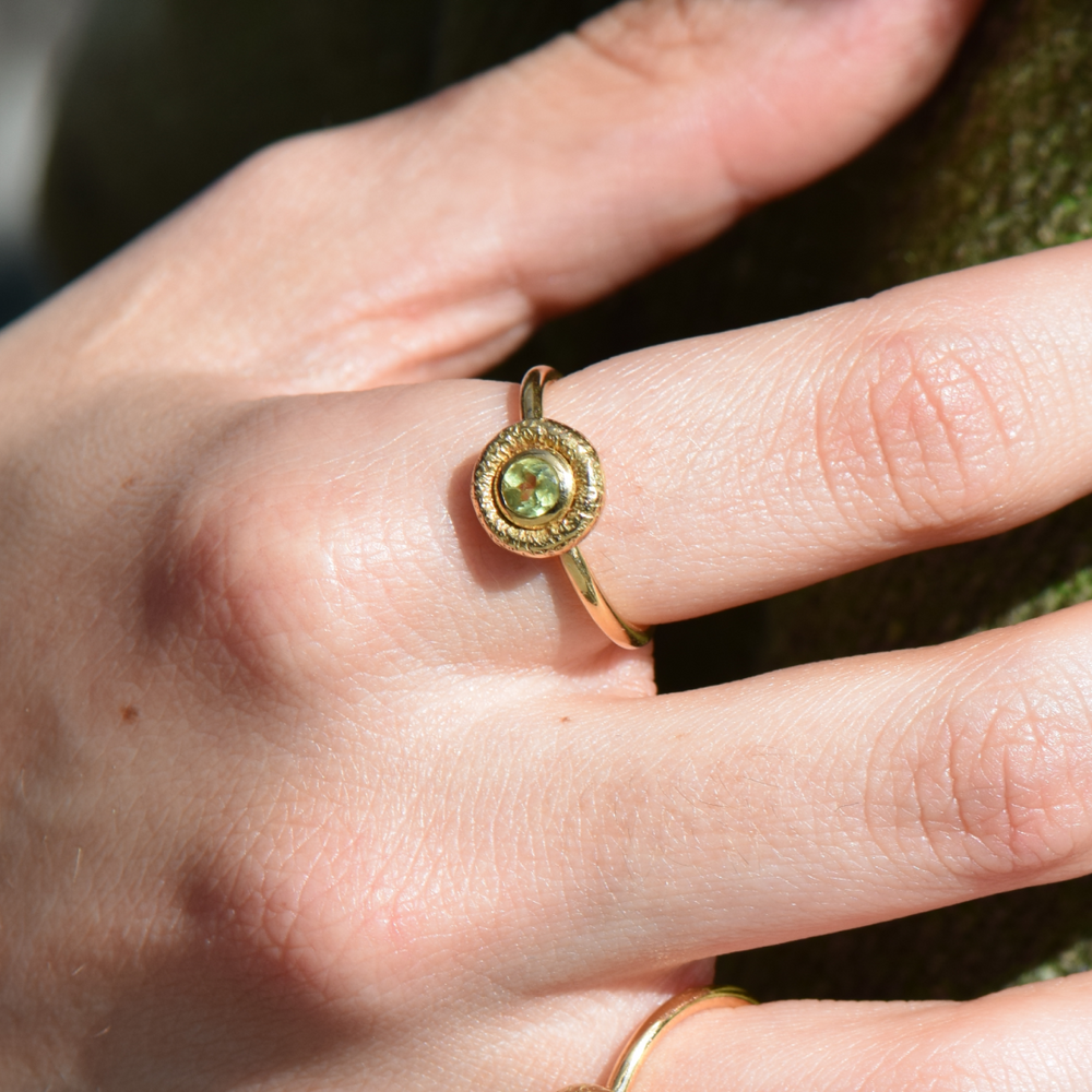 Anillo Bubbles de oro amarillo 18k con peridoto natural puesto en mano | By Elena Carrera
