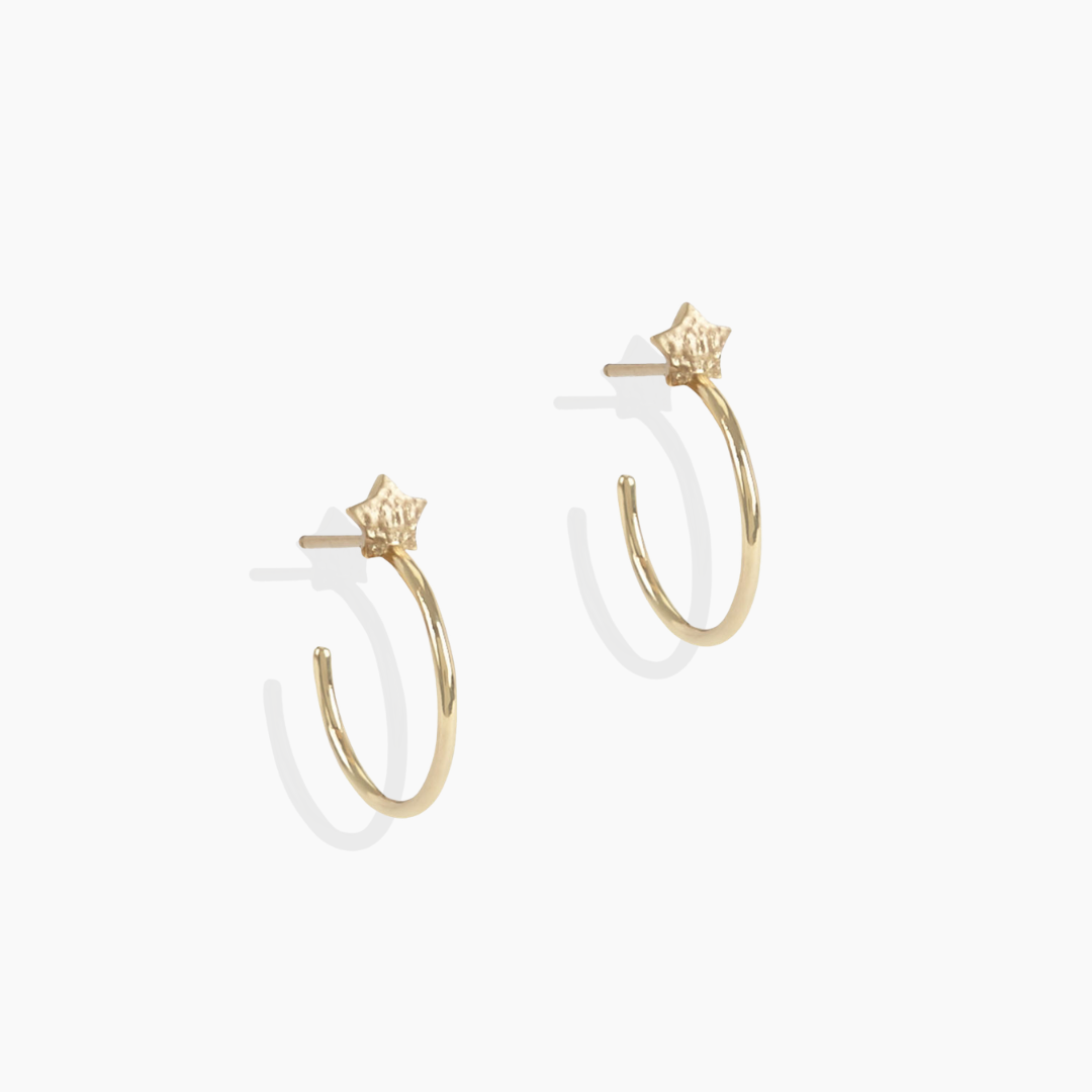 Aros Estrella 12 mm de By Elena Carrera en oro amarillo 18k con acabado textura arena