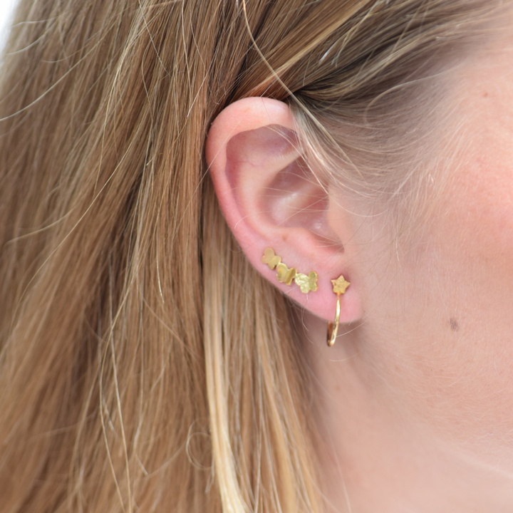 Modelo llevando los Aros Estrella 12 mm de By Elena Carrera en oro amarillo 18k