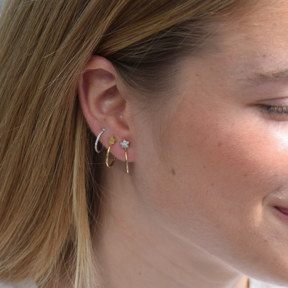 Modelo llevando los Aros Estrella 13 mm de By Elena Carrera en oro amarillo 18k con diamantes naturales
