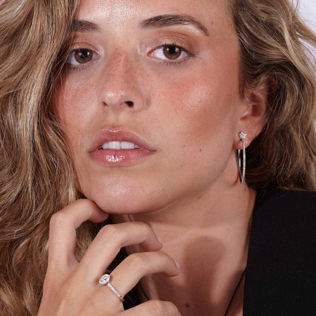 Modelo con aros Estrella de oro blanco 18k con diamantes en pavé de By Elena Carrera