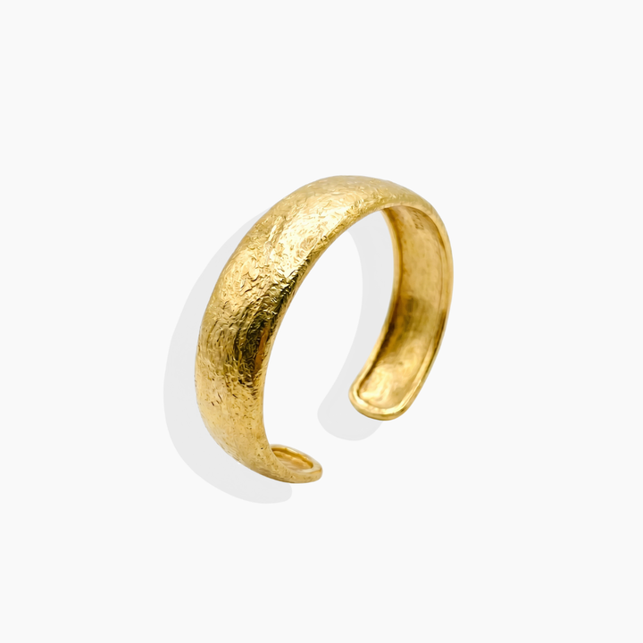 Brazalete de plata de primera ley con baño de oro amarillo 18k y acabado textura arena