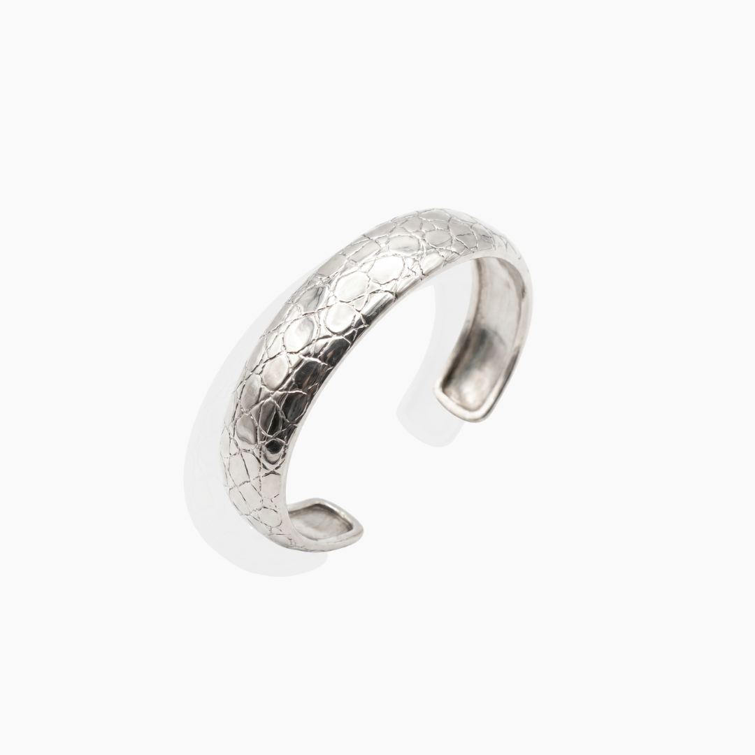 Brazalete de plata de primera ley y textura piel de cocodrilo