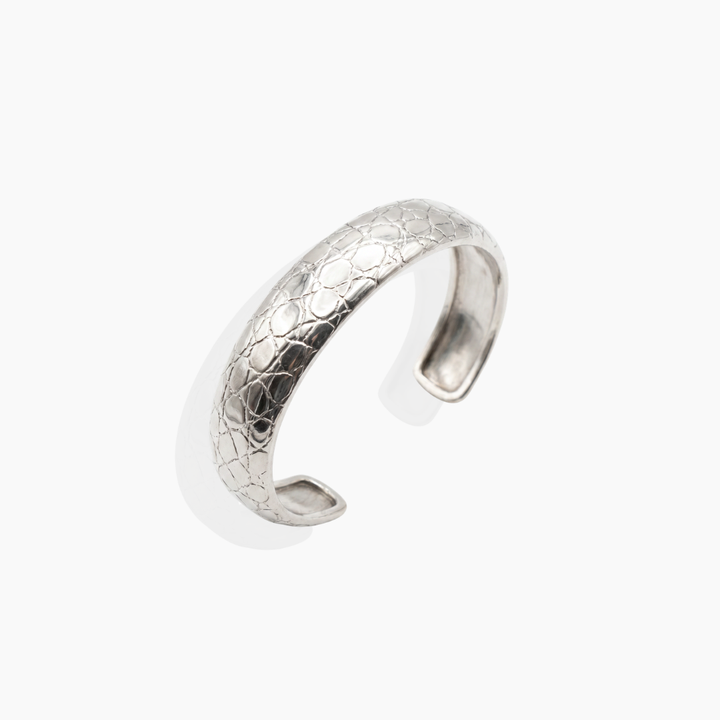 Brazalete de plata de primera ley y textura piel de cocodrilo