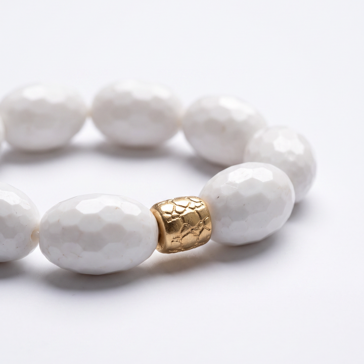 Collar de ágata blanca facetada con barril textura cocodrilo en plata de ley con baño de oro amarillo 18k de By Elena Carrera
