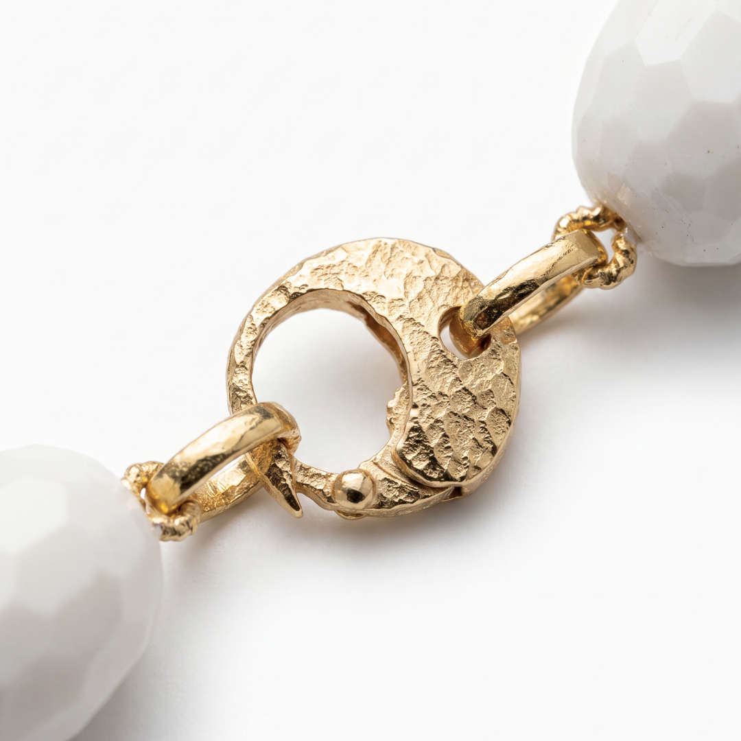 Collar de ágata blanca facetada con barril textura cocodrilo en plata de ley con baño de oro amarillo 18k de By Elena Carrera