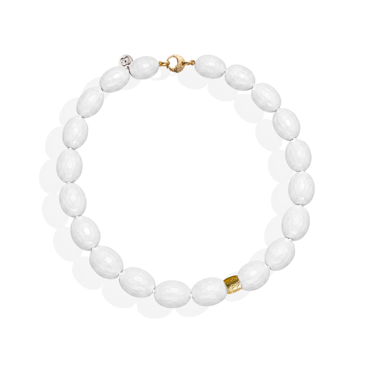 Collar de ágata blanca facetada con barril textura cocodrilo en plata de ley con baño de oro amarillo 18k de By Elena Carrera