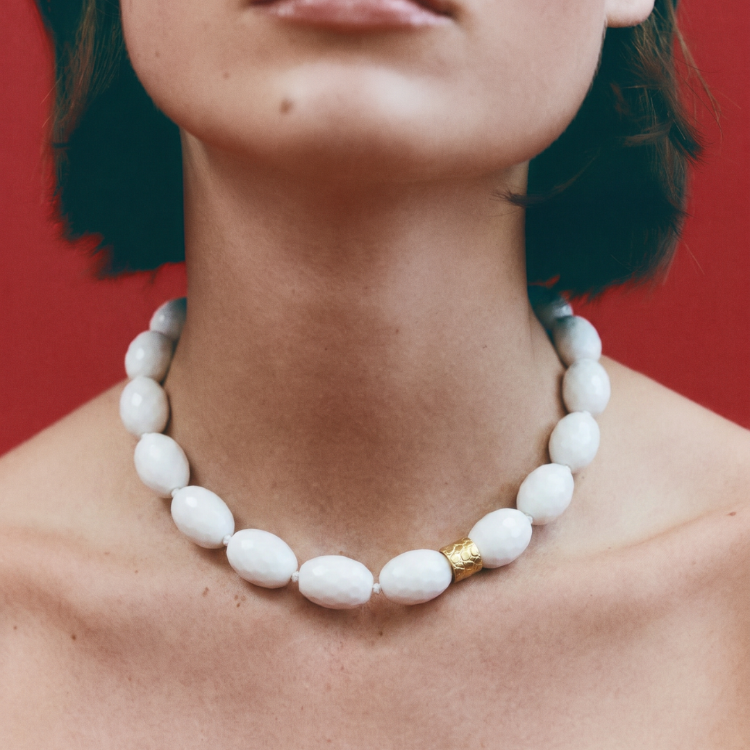 Modelo llevando el Collar de Ágata Blanca Facetada de By Elena Carrera en plata de ley con baño de oro amarillo 18k