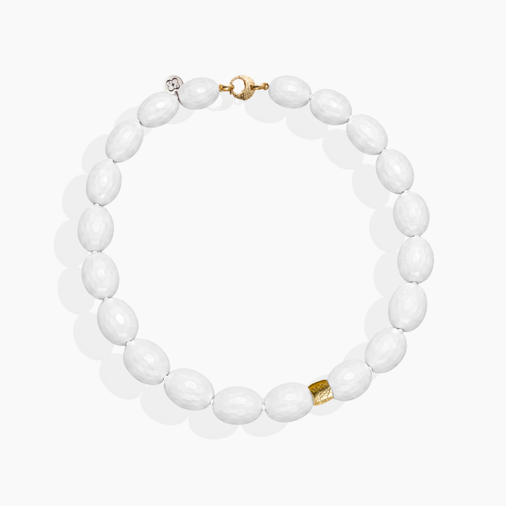 Collar de ágata blanca facetada con barril textura cocodrilo en plata de ley con baño de oro amarillo 18k de By Elena Carrera