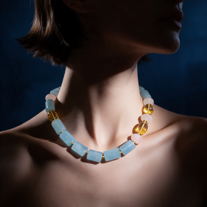 Modelo luciendo collar de aguamarinas y piedras naturales de By Elena Carrera