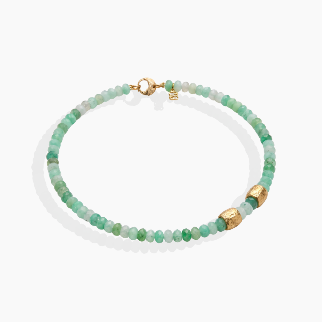 Collar de crisoprasa facetada en tonos verdes con barriles texturizados y baño de oro amarillo 18k de By Elena Carrera