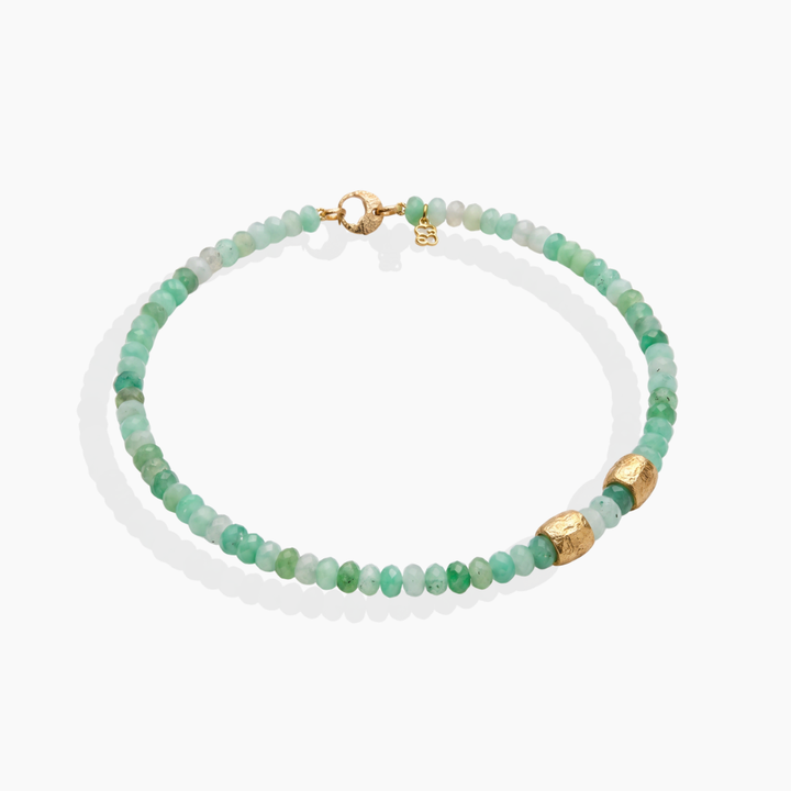 Collar de crisoprasa facetada en tonos verdes con barriles texturizados y baño de oro amarillo 18k de By Elena Carrera