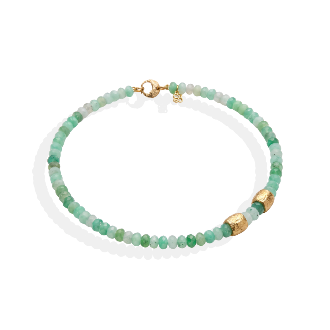 Collar de crisoprasa facetada en tonos verdes con barriles texturizados y baño de oro amarillo 18k de By Elena Carrera