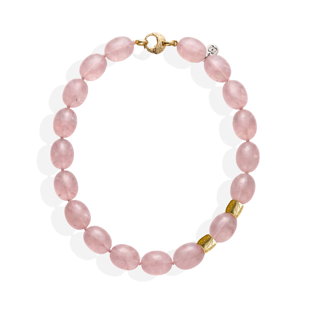 Collar de Cuarzo Rosa Milky con barriles textura cocodrilo en plata de ley con baño de oro amarillo 18k de By Elena Carrera
