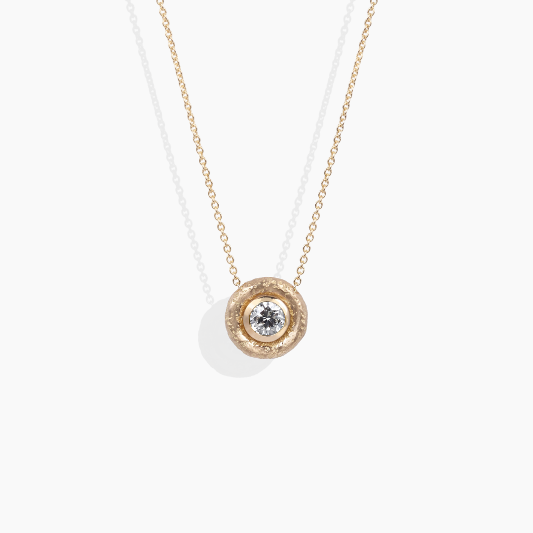 Collar de oro amarillo 18k con diamante natural talla brillante de 0,25 ct de By Elena Carrera