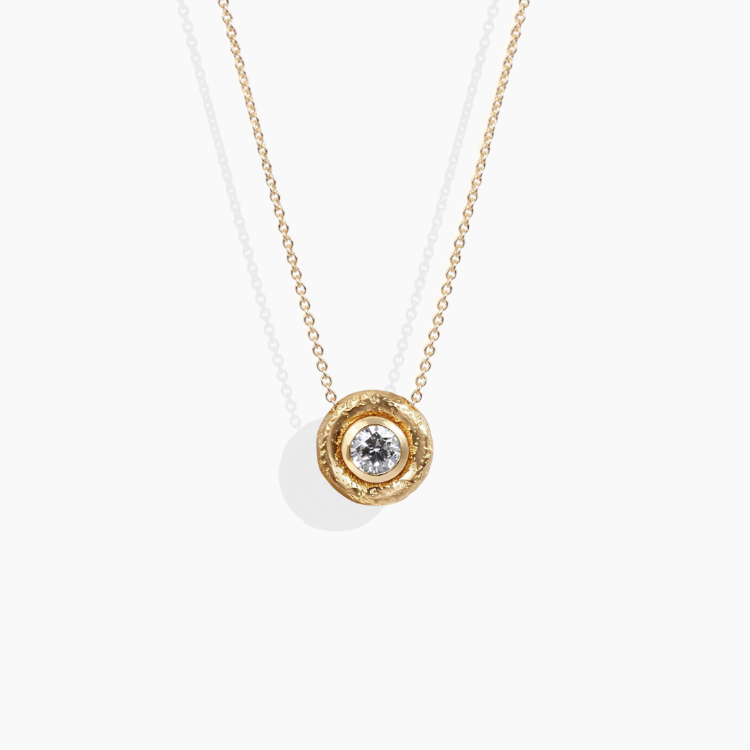 Collar de oro amarillo 18k con diamante natural talla brillante de 0,25 ct de By Elena Carrera