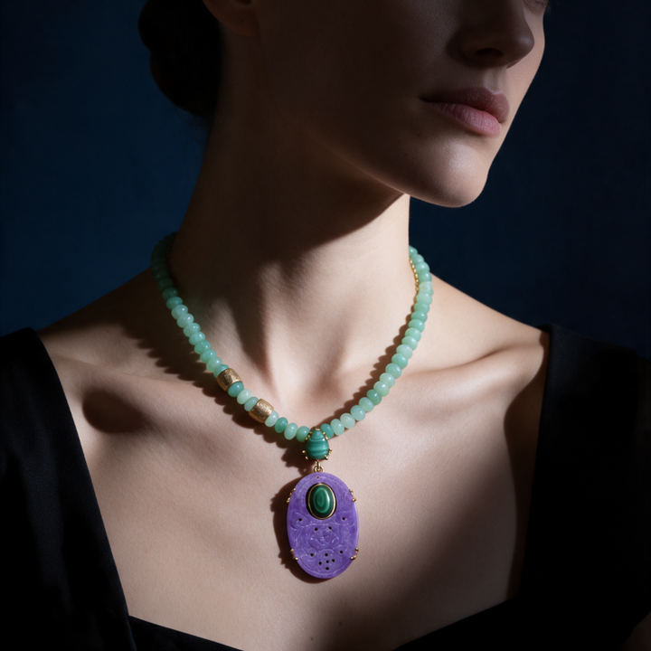 Modelo luciendo collar de jade violeta con piedras preciosas de By Elena Carrera