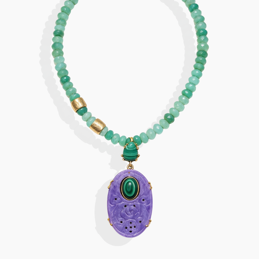 Collar de jade violeta con crisoprasa verde, malaquita y dos toneles bañados en oro amarillo 18k By Elena Carrera