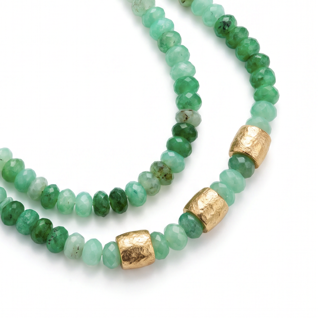 Collar largo de crisoprasa facetada en tonos verdes con tres barriles texturizados y baño de oro amarillo 18k de By Elena Carrera