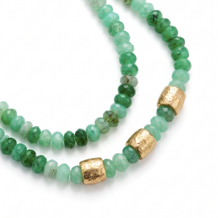 Collar largo de crisoprasa facetada en tonos verdes con tres barriles texturizados y baño de oro amarillo 18k de By Elena Carrera
