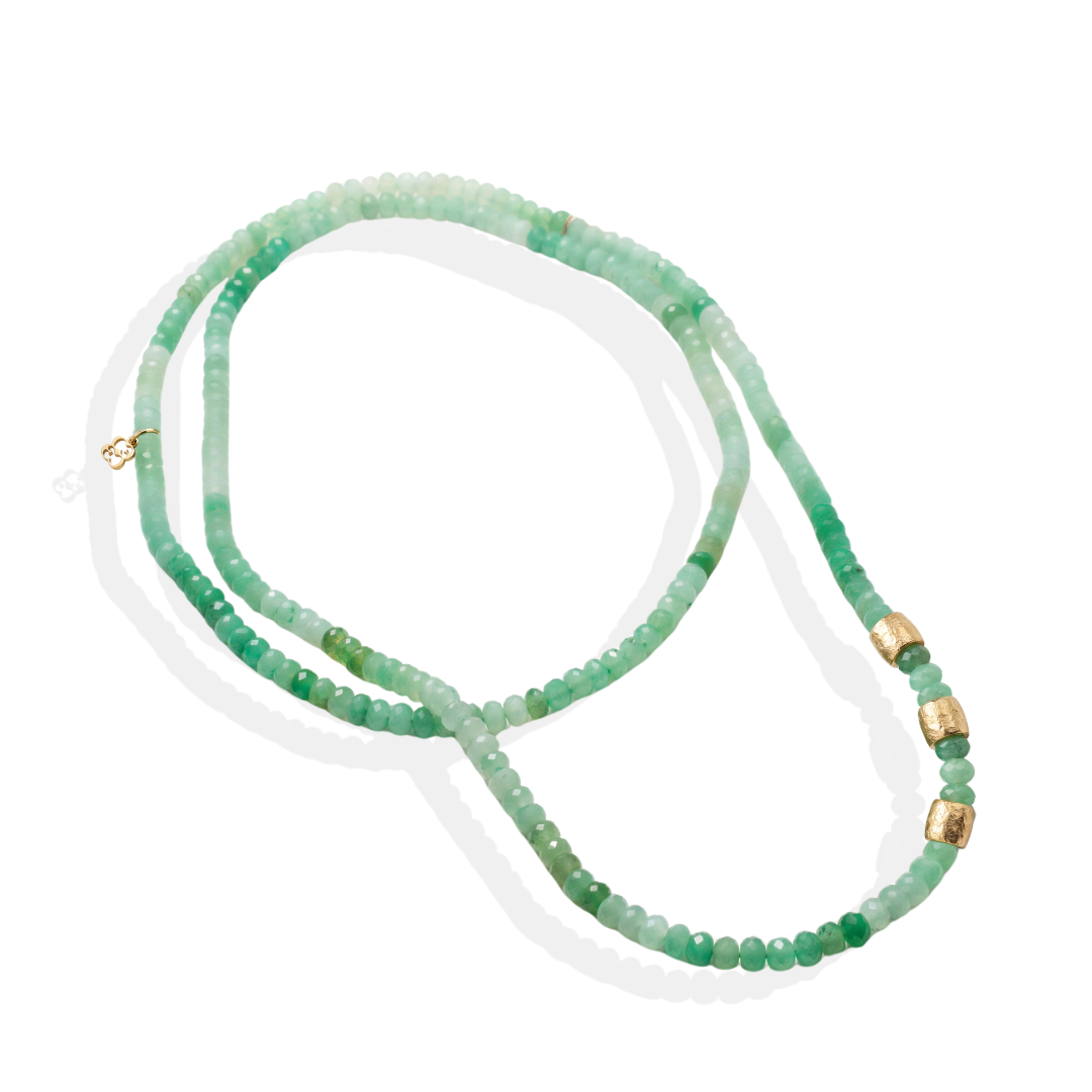 Collar largo de crisoprasa facetada en tonos verdes con tres barriles texturizados y baño de oro amarillo 18k de By Elena Carrera