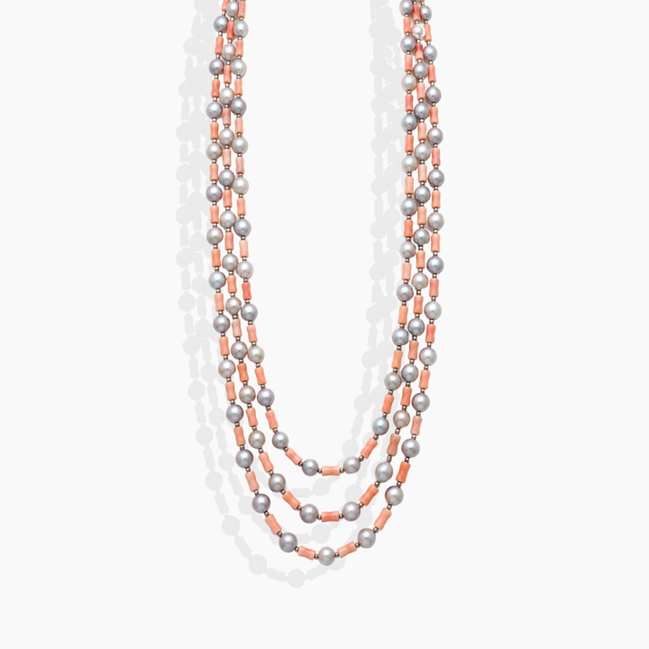 Collar largo de tres hileras con perlas cultivadas de agua dulce, coral rosa y plata 925 By Elena Carrera