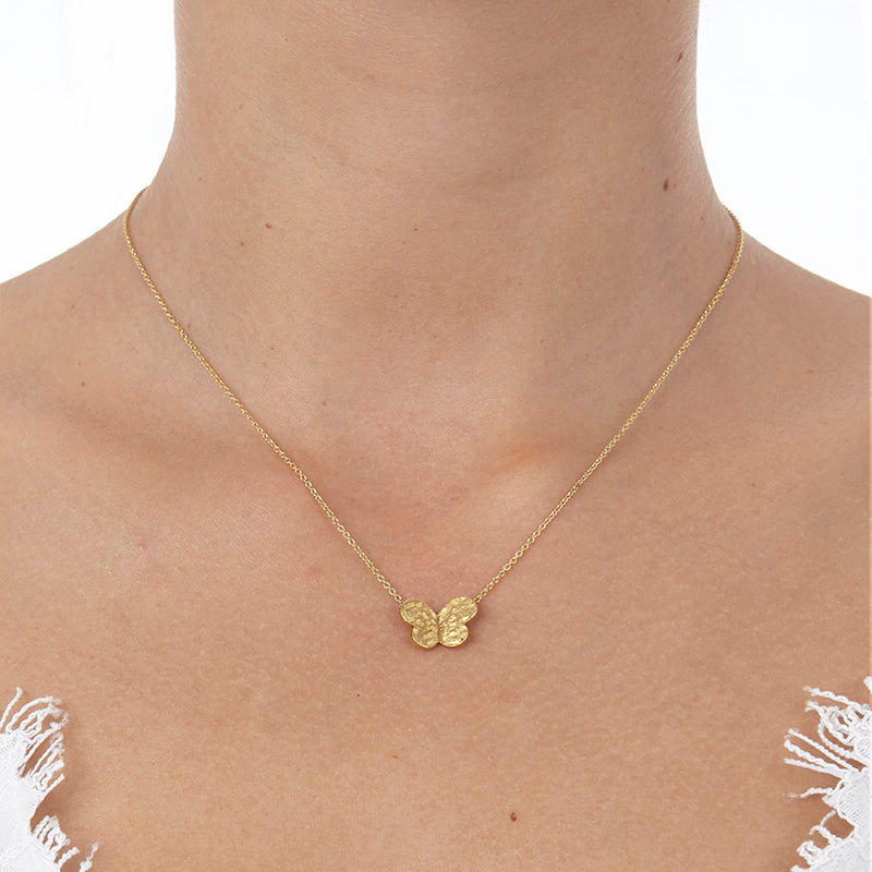 Modelo luciendo collar mariposa grande oro amarillo 18k