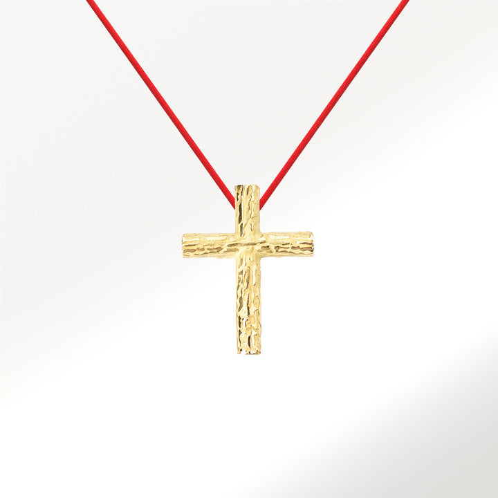 Colgante cruz Elena Carrera Texturas en oro de 18 quilates (750 milésimas). Esta cruz tiene un acabado especial textura madera y un tamaño de 16x22mm, una pieza para siempre, con personalidad, atemporal y unisex. BY ELENA  CARRERA