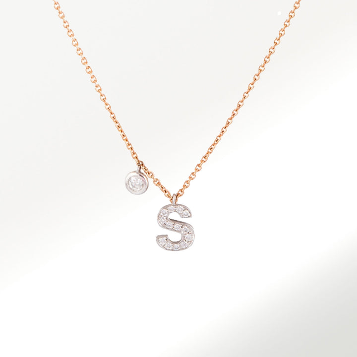 Collar Elena Carrera colección Veo-Veo con cadena en oro rosa y letra S en oro blanco de 18 quilates (750 milésimas). BY ELENA CARRERA