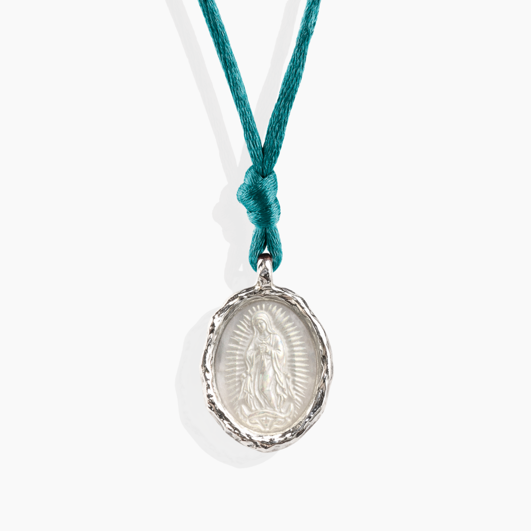 Medalla Virgen de Guadalupe de nácar natural realizada en plata de primera ley (plata 925)
