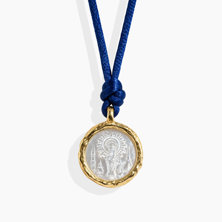 Medalla Virgen del Pilar en plata 925 con baño de oro amarillo 18k y nácar tallado, con cordón azul, By Elena Carrera.
