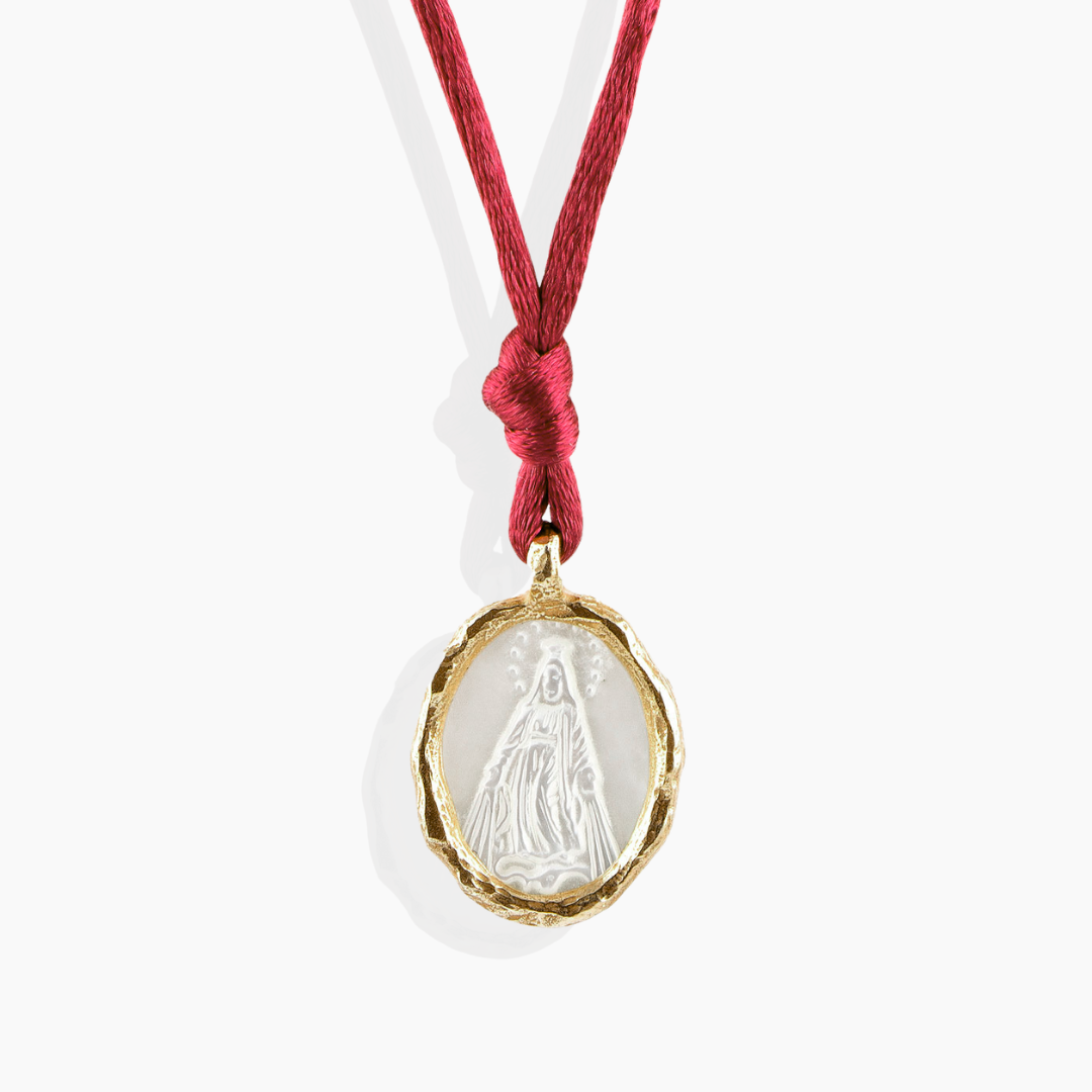 Medalla Virgen Milagrosa de nácar natural en plata de primera ley con baño de oro amarillo