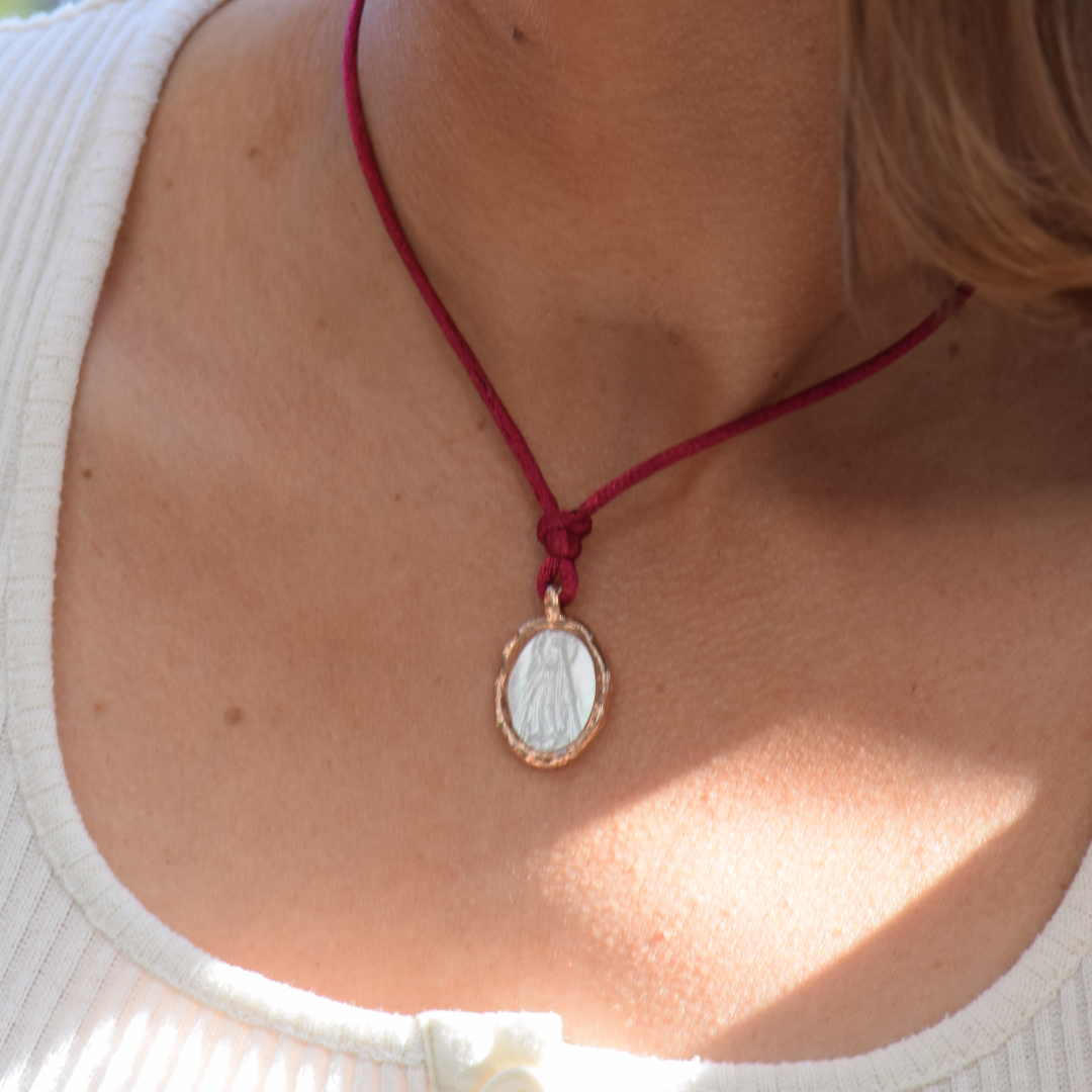 Detalle de medalla Virgen Milagrosa en plata bañada en oro rosa 18k con madreperla natural By Elena Carrera