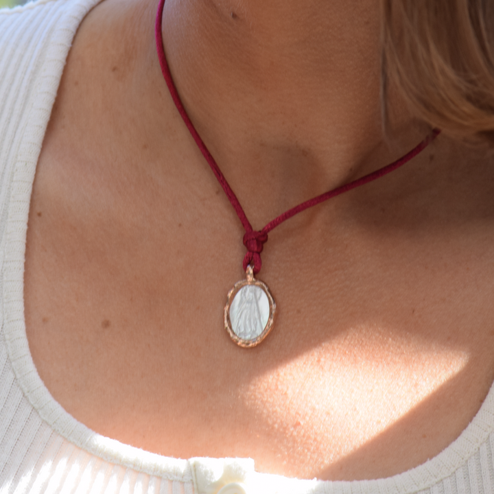Detalle de medalla Virgen Milagrosa en plata bañada en oro rosa 18k con madreperla natural By Elena Carrera