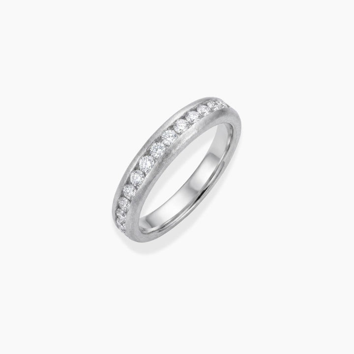Media alianza de diamantes en oro blanco 18k New Classic de By Elena Carrera