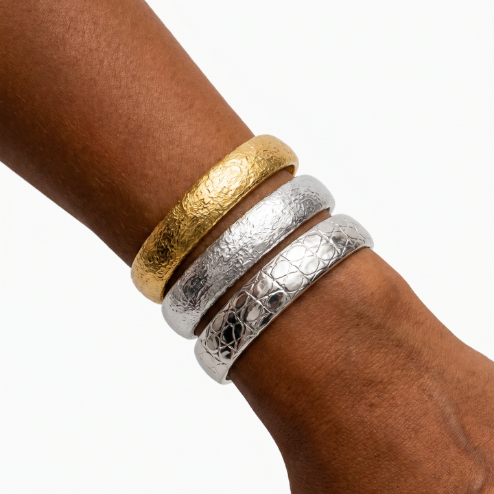 Modelo llevando brazalete de plata de primera ley con textura arena.