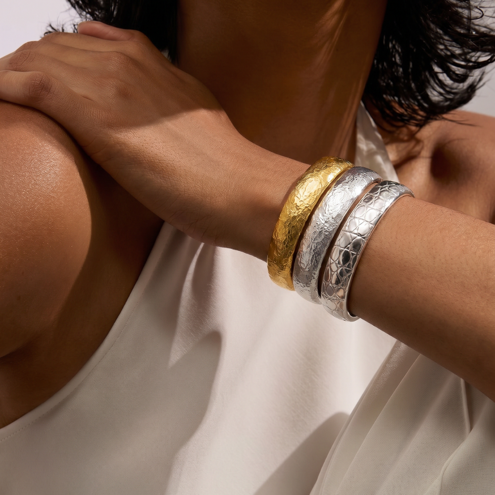 Modelo llevando brazalete de plata de primera ley con baño de rodio y textura piel de cocodrilo.