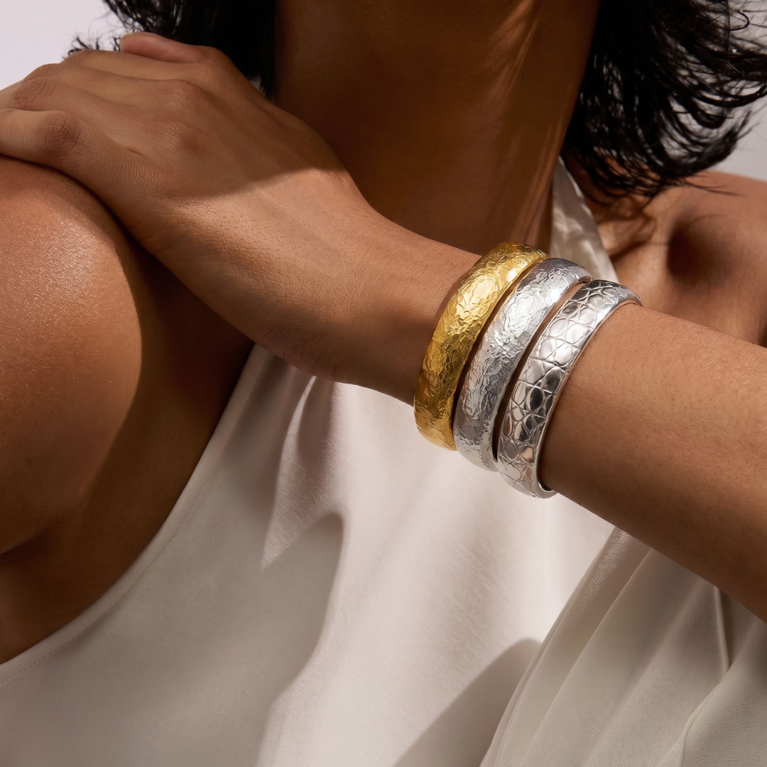 Modelo llevando brazalete de plata de primera ley con baño de rodio y textura piel de cocodrilo.