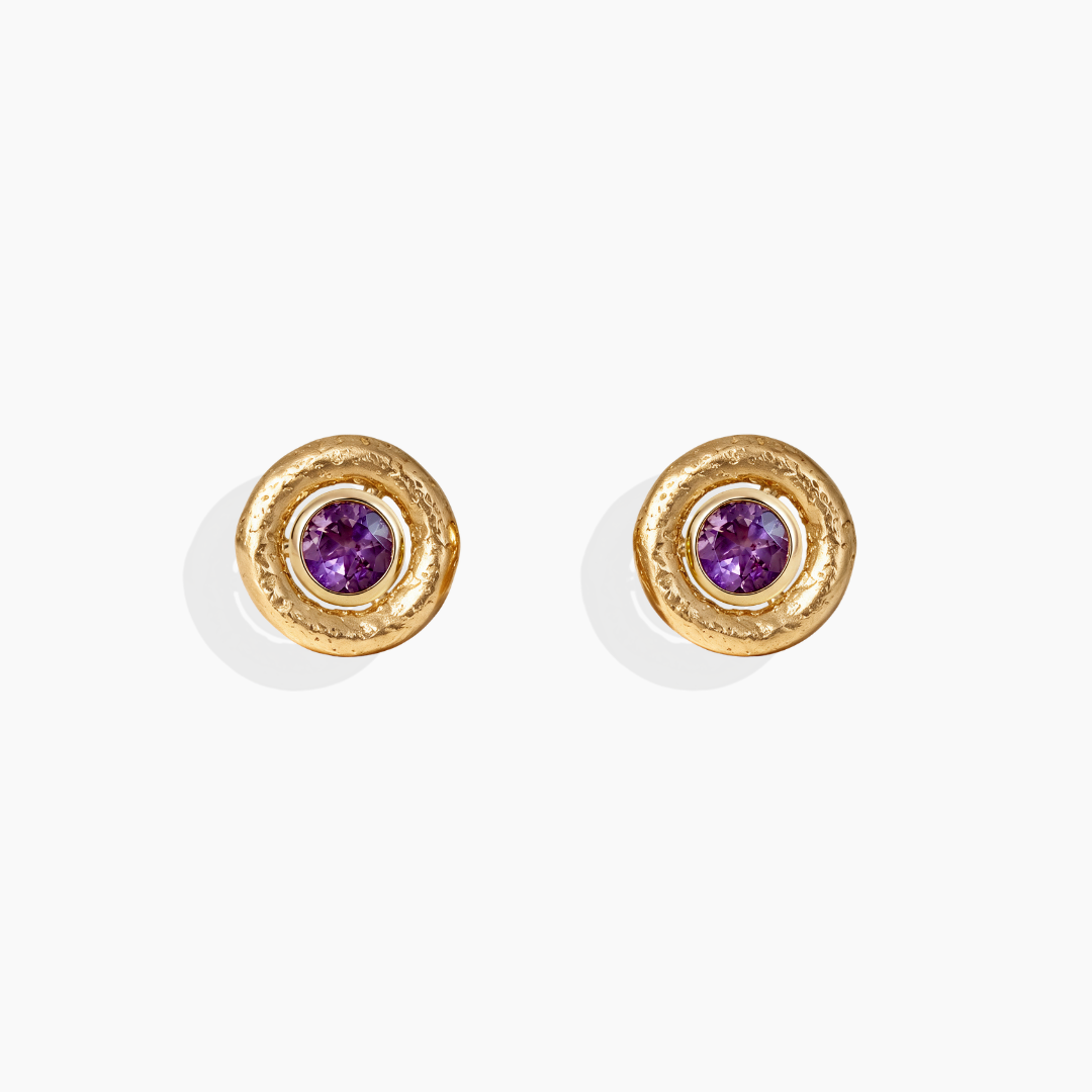 Pendientes realizados con amatista y oro amarillo 18k con accesorio de oro amarillo 18k de By Elena Carrera
