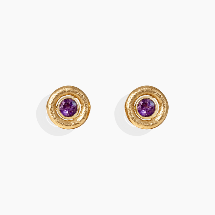 Pendientes realizados con amatista y oro amarillo 18k con accesorio de oro amarillo 18k de By Elena Carrera