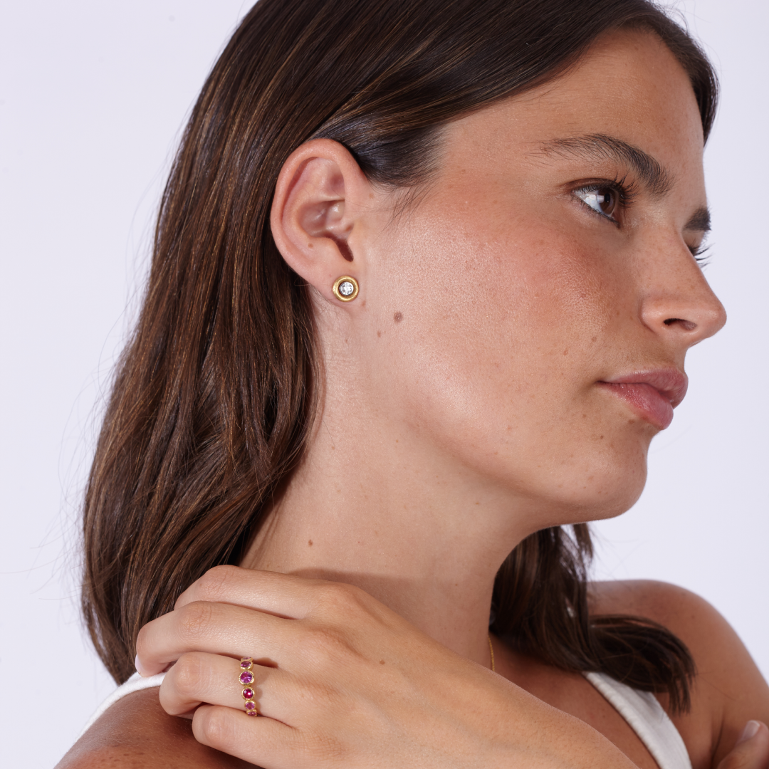 Modelo llevando pendientes de diamante con oro blanco 18k y accesorio de oro amarillo 18k de By Elena Carrera