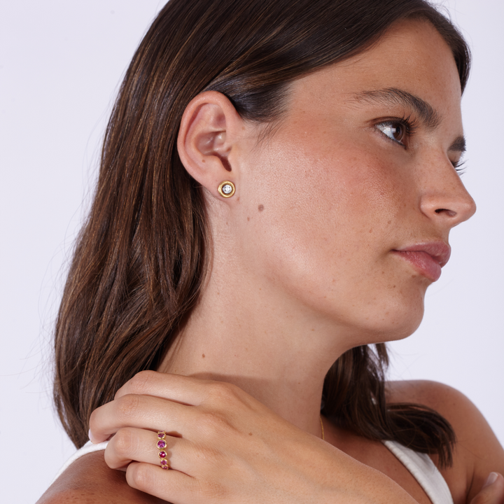 Modelo llevando pendientes de diamante con oro blanco 18k y accesorio de oro amarillo 18k de By Elena Carrera